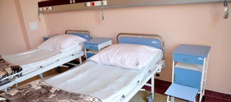 Atak w pabianickim szpitalu. Pacjent wybijał szyby i uderzył dwie kobiety